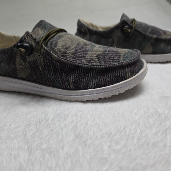 Women's Camouflage Canvas Shoes - Picture 3 of 5